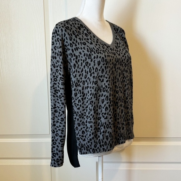 Loft Leopard Print Mixed Media Sweater V-Neck Small - Picture 6 of 9